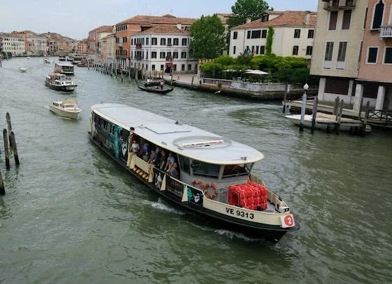 Вапоретто на Гранд Канале в Венеции