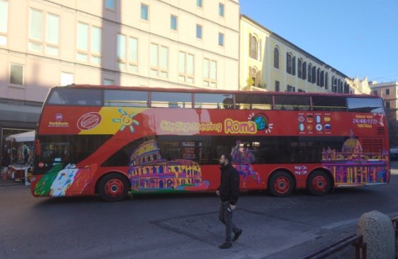 Экскурсионный автобус в Риме