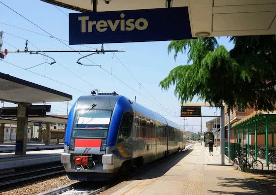 Поезд на вокзале Тревизо