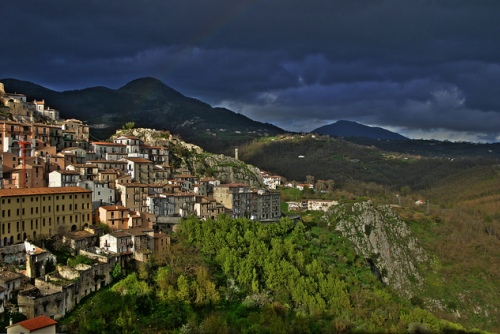 Вид с высоты на город Муро-Лучано в Италии
