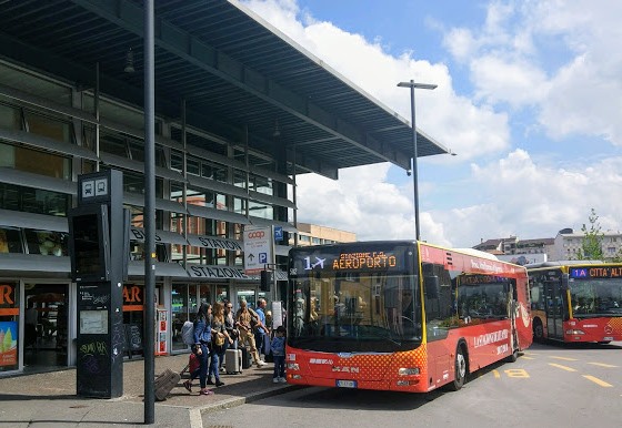 Остановка автобусов в Бергамо у вокзала