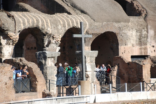 Крест на арене римского Колизея