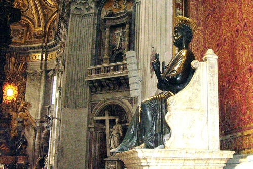 Бронзовая статуя Святого Петра
