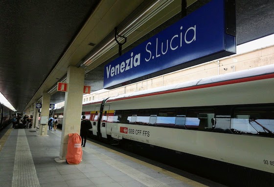 Поезд на станции в Венеции