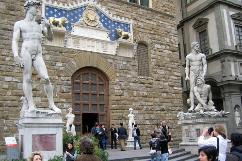 Скульптуры у входа во дворец
