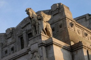 Центральный вокзал Милана, фото, Скульптура, Милан, Италия