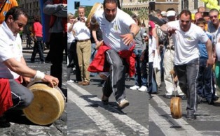 Праздничные традиции в Италии, фото, Пасхальный понедельник, катание сыра, Паникале, Италия