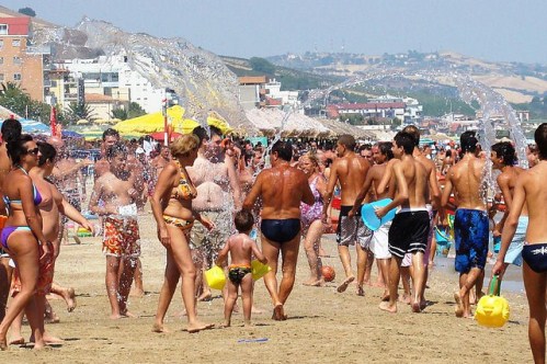 В день Феррагосто в Италии на пляже обливают водой