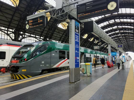 Поезд на вокзале в Милане