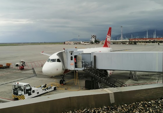 Самолет в аэропорту Генуи