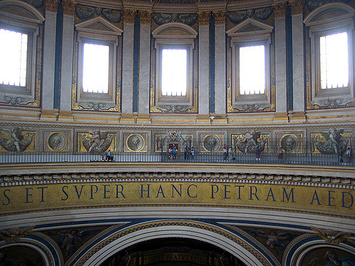 Рафаэль, Микеланджело, Бернини и еще ряд выдающихся итальянских мастеров трудились над внутренним убранством собора Св. Петра
