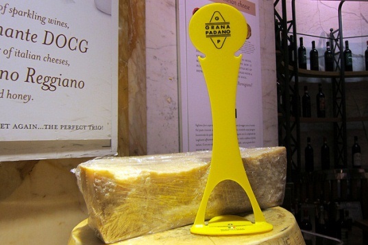 Итальянский сыр пармезан