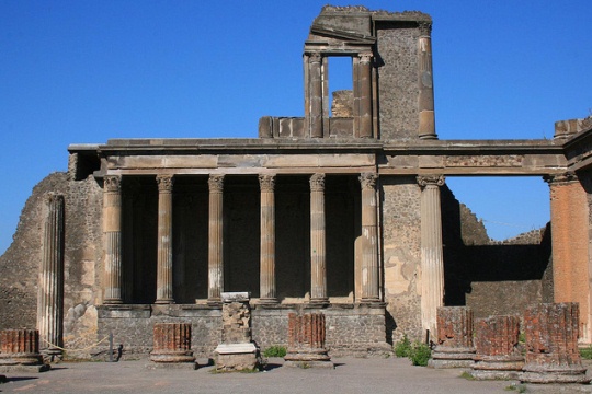 Экскурсия из Неаполя в Помпеи напомнит об одной из самых известных катастроф в истории человечества