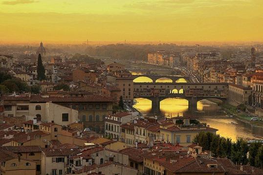Вид на мост Понте Веккьо во Флоренции